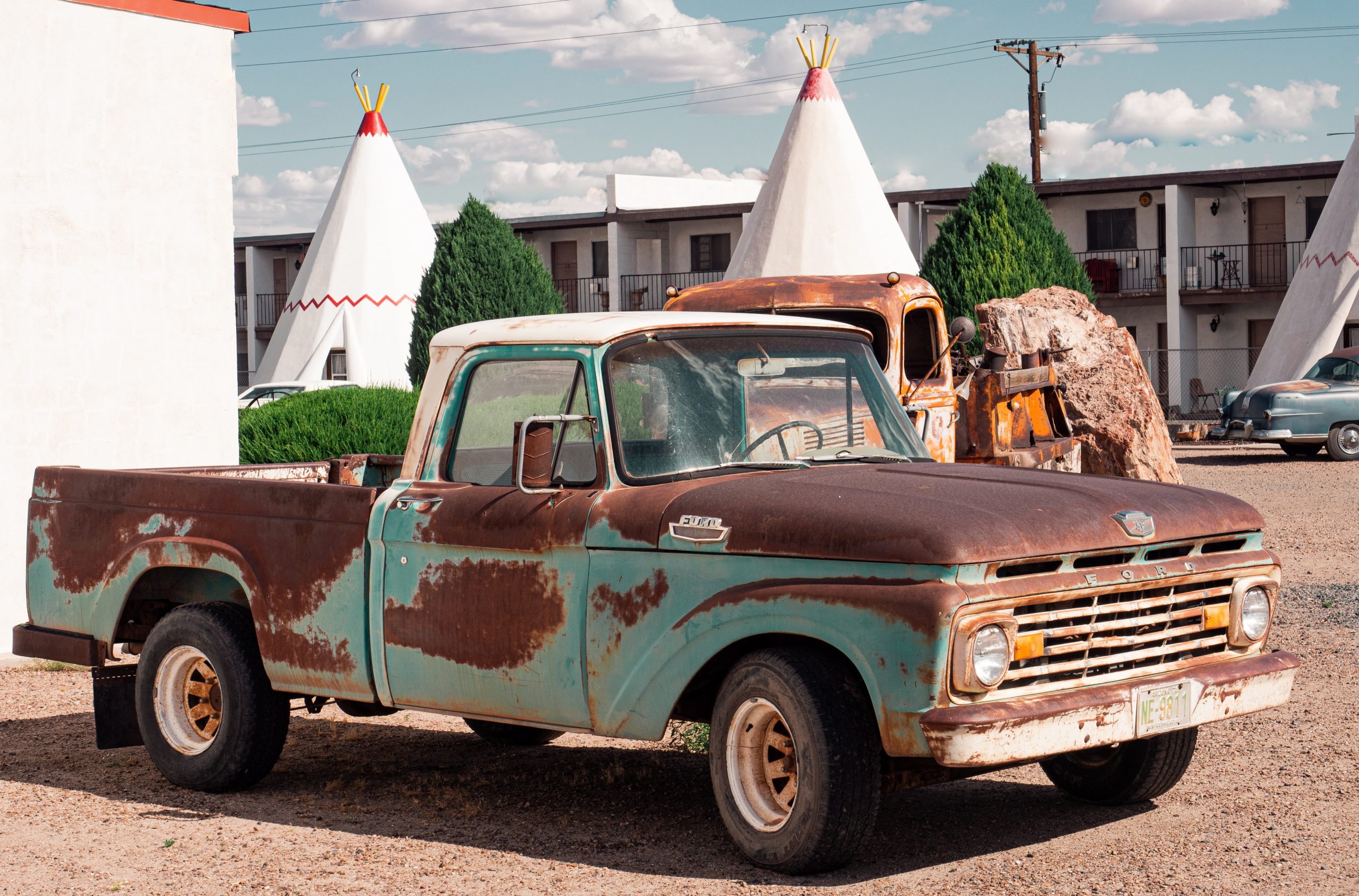 An old rusty car in front of a wigwam on Route 66 in Arizona