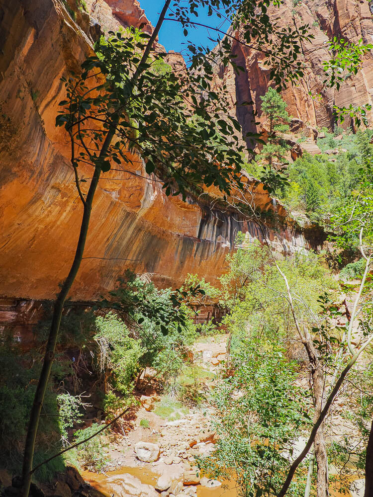 Hanging cliff over the Lower Emerald Pool