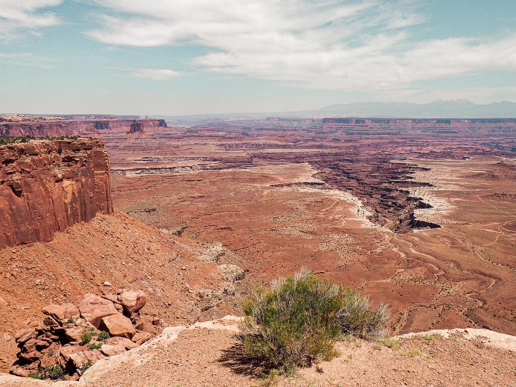 Views of the vast canyon landscape and deep falling cliffs